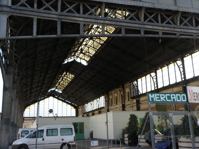 El Mercado de la Puerta de la Carne se ha acoplado, en precario, bajo la hist�rica marquesina de principios del siglo XX.