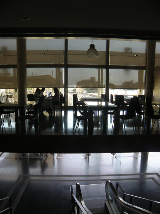 La cafeter�a de la estaci�n se ubica en una losa intermedia sobre el acceso alas v�as