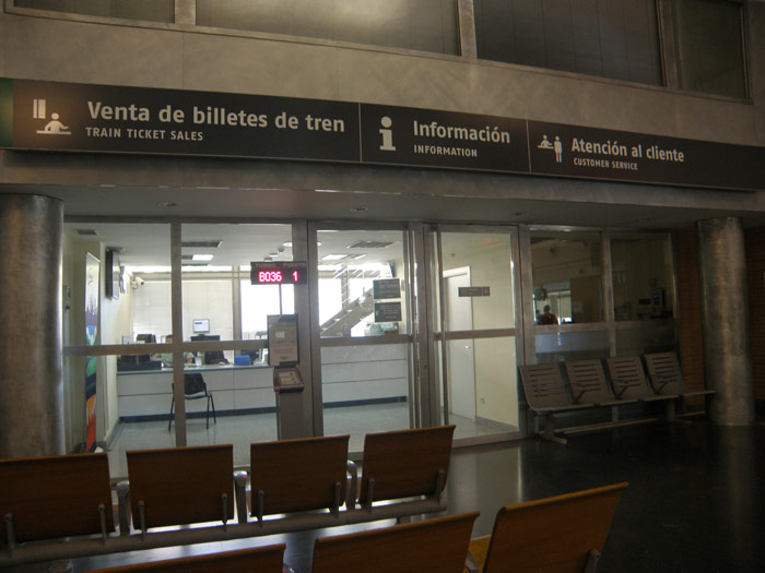 Acceso a la sala de venta de billetes