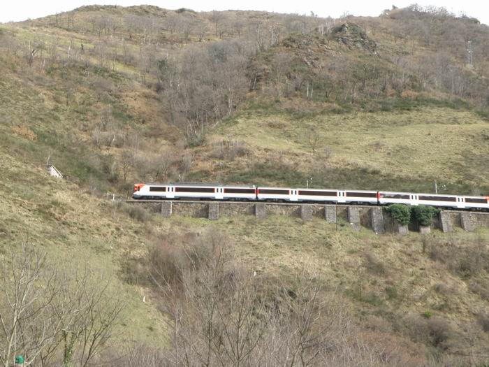 Pasados unos minutos, tras efecturar un cerrado rodeo, volvemos a ver el regional camino de Le�n, pero a muchos metros sobre nosotros