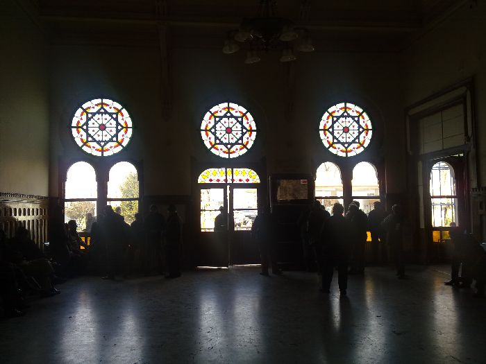 Vest�bulo de la terminal de Sirkeci a contraluz