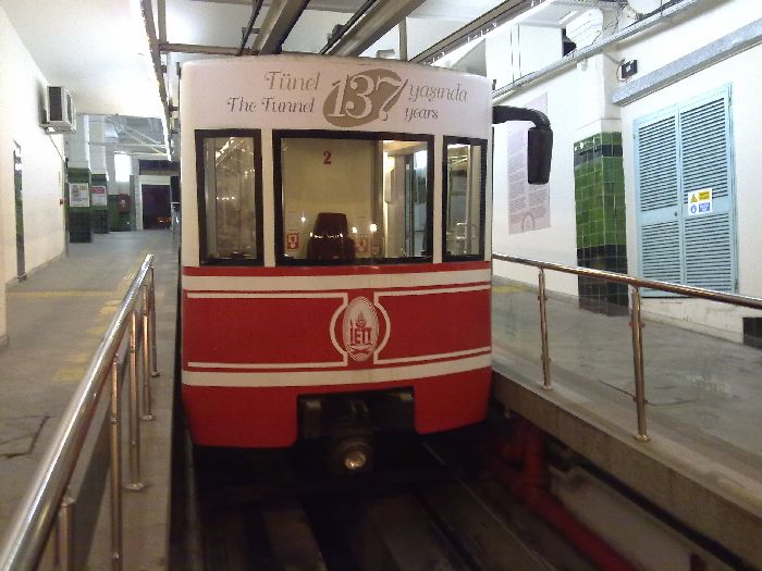 Funicular de Karak�y-Beyoğlu T�nel a punto de partir de la estaci�n superior