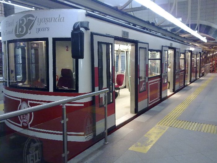 Perspectiva del funicular de Karak�y-Beyoğlu T�nel situado en la estaci�n superior 