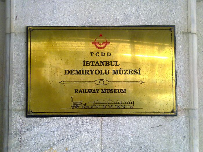 Placa situada en la entrada al museo ferroviario de la estaci�n de Sirkeci