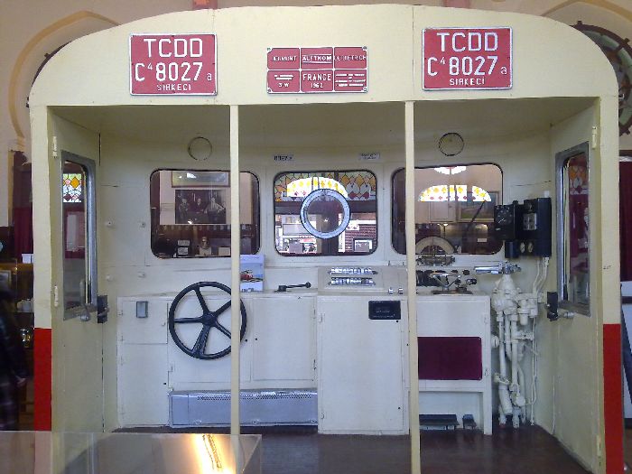 Corte de una cabina de conducci�n de un tranv�a hist�rico preservada en el museo de Sirkeci