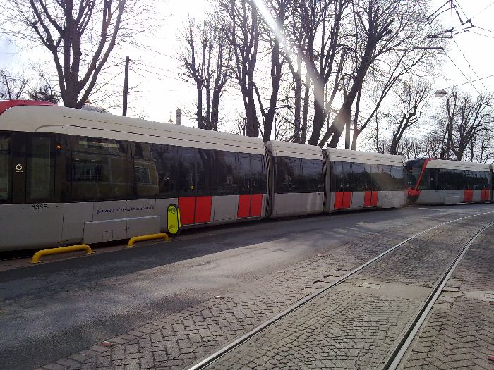 Las unidades circulan en doble por la alta demanda de viajeros en hora punta