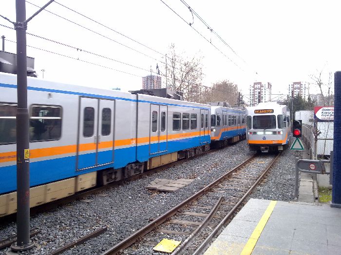 Cruce de dos composiciones en la estaci�n de metro de Istasyonu