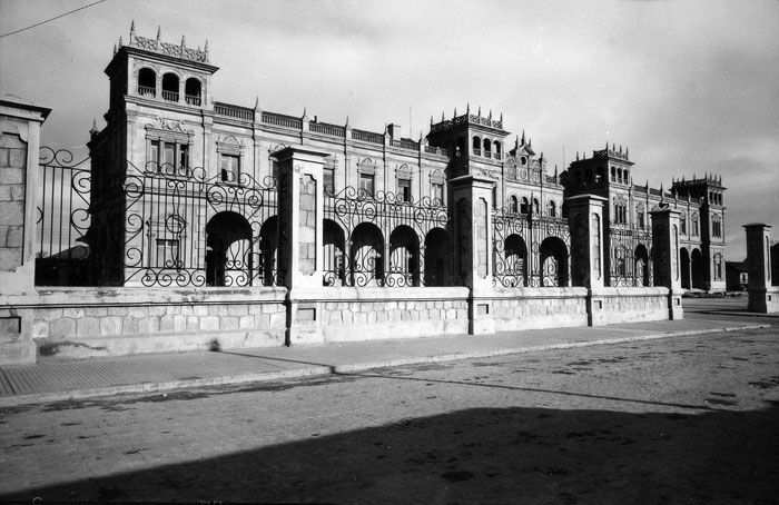 Fachada del "patio viejo" de la Estaci�n de Zamora en 1950. Foto Colecci�n Manuel Cuenca. AHF