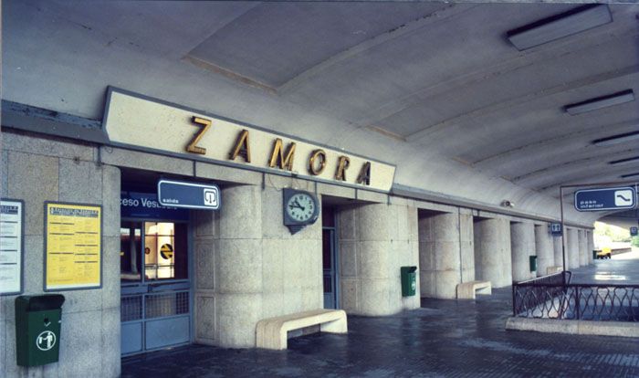 Vista parcial de la fachada del edificio de viajeros de la estaci�n de Zamora.Foto Colecci�n Carlos Fern�ndez Cuenca G�mez. AHF