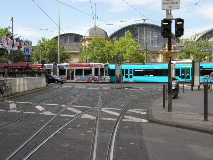 Tranv�as desfilando frenfe a la fachada principal de la estaci�n