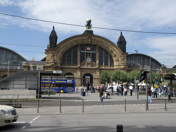 Monumental fachada de la estaci�n central de Frankfurt