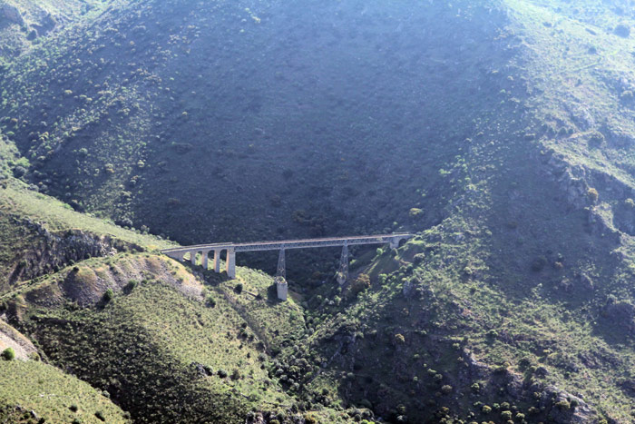 Espectacular viaducto de Arroyo del Lugar, en el Km 70,7, de 169 metros de longitud, con tres tramos de viga met�lica apoyada sobre dos pilares met�licos de celos�a y dos tramos sobre viaducto de piedra