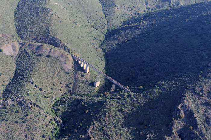 Otra perspectiva del viaducto del Arroyo del Lugar, que se encuentra encajado entre una profunda trinchera y un t�nel