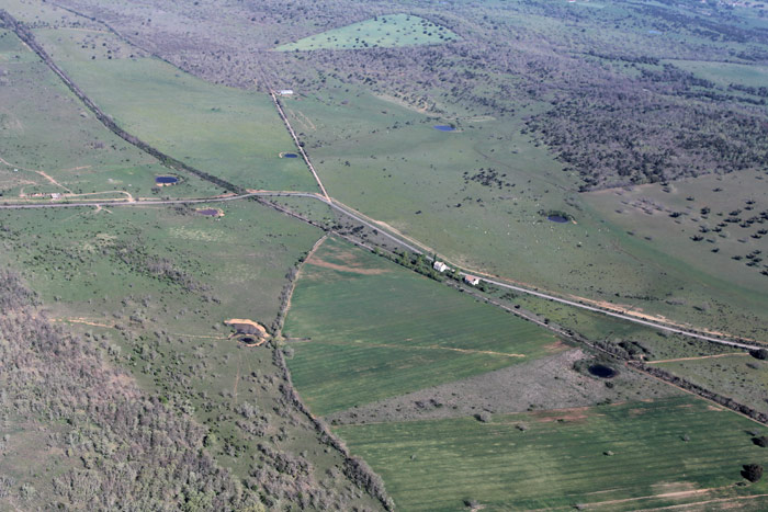 La v�o atraviesa el campo charro a la atura de la arruinada estaci�n de Bogajo