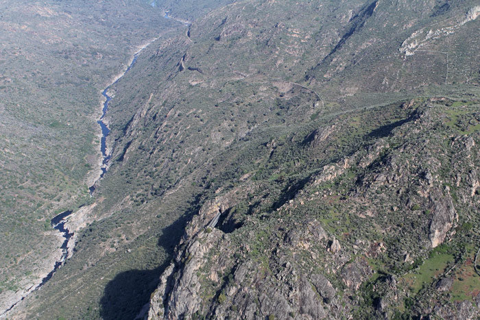 Espectacular ascenso de la v�a por el arribe del �gueda. En primer plano se ve un retazo del viaducto del Poyo Valiente