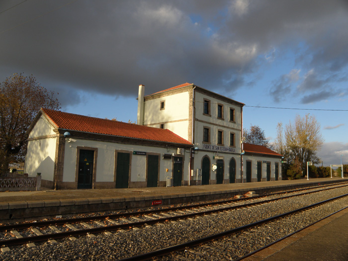Edificio, lado andenes, direcci�n Salamanca. Un peque�o teleindicador informa del paso del �nico tren que para en estos andenes.