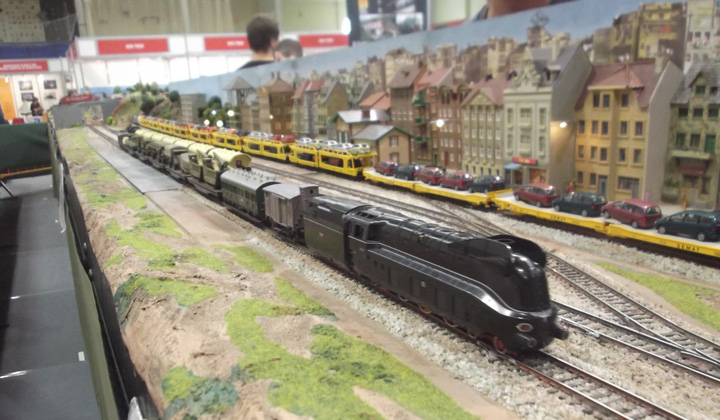 En la feria pudo verse pasar incluso trenes militares, con sus carros de combate, furgones, camiones, ... Todo ello remolcado por una magn�fica locomotora de vapor. Foto Joan Rodr�guez