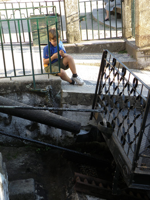 Un ni�o observa la carga de agua del funicular. En esta operaci�n se pueden invertir hasta 10 minutos