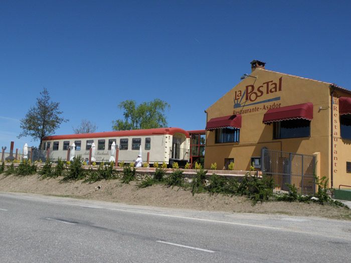Restaurante La Postal con sus dos comedores.