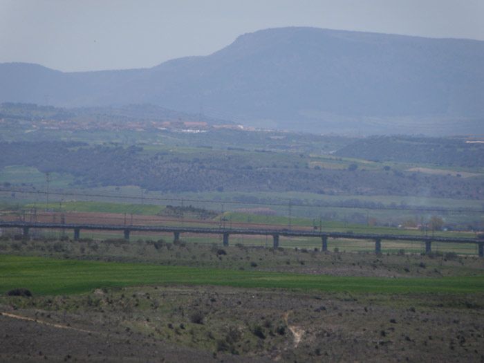 Vista de la l�nea AVE desde el restaurante.