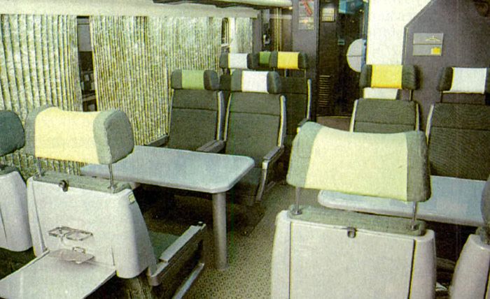 El remolque intermedio de los 592 �camellos� remodelados en 1989 se transform� en coche de primera clase. 