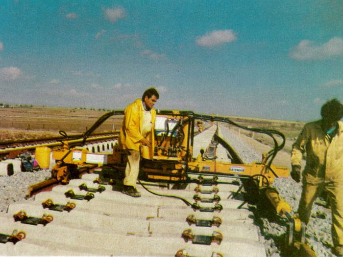 Obras en la l�nea de alta velocidad Madrid-Sevilla en 1990. Posicionamiento de los carriles UIC 60 en traviesas de ancho internacional en el tramo Getafe a Villaseca.