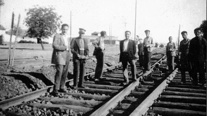 Trabajadores de V�a y Obras de Renfe en la estaci�n de Valdepe�as en trabajos de mejora de trazado en 1949.