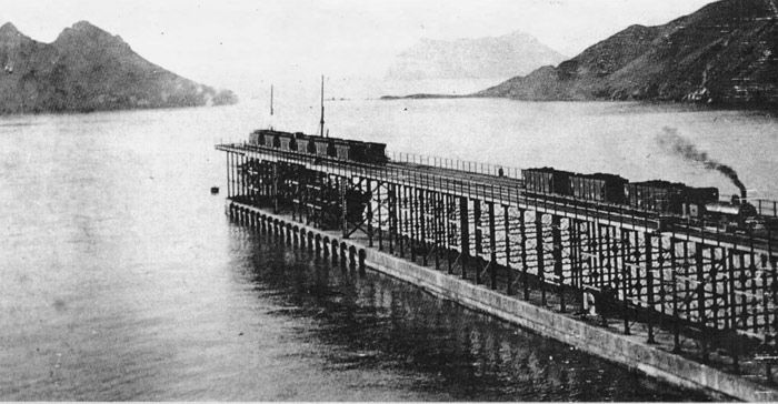 Embarcadero de EI Hornillo, en la bah�a del mismo nombre, junto a �guilas. El centenario del ferrocarril Lorca a �guilas se cumpl�a en 1990.
