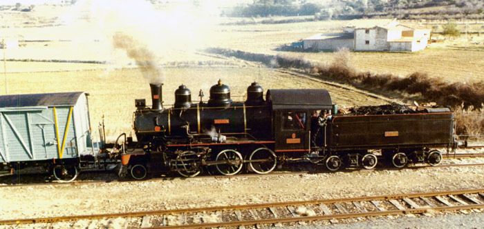 Viaje de cuatro m�quinas hist�ricas por tierras aragonesas. En la imagen locomotora "Arag�n", maniobrando en Ayerbe.