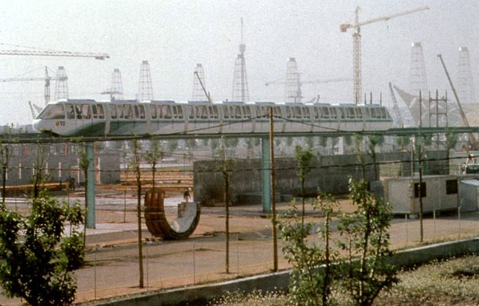 Pruebas del tren elevado panor�mico de la Expo 92 de Sevilla.