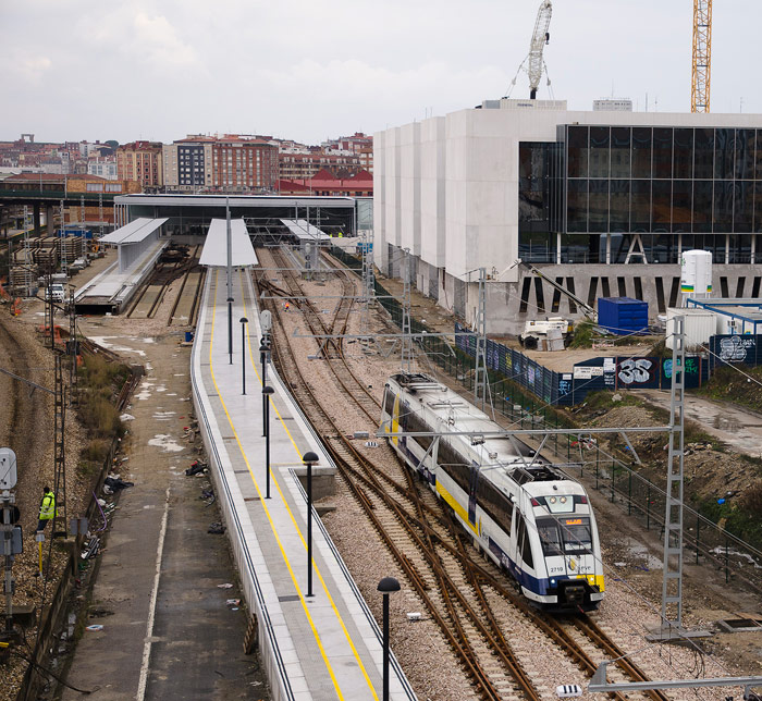 El primer tren sale de la nueva estaci�n provisional. Foto J.A. G�mez