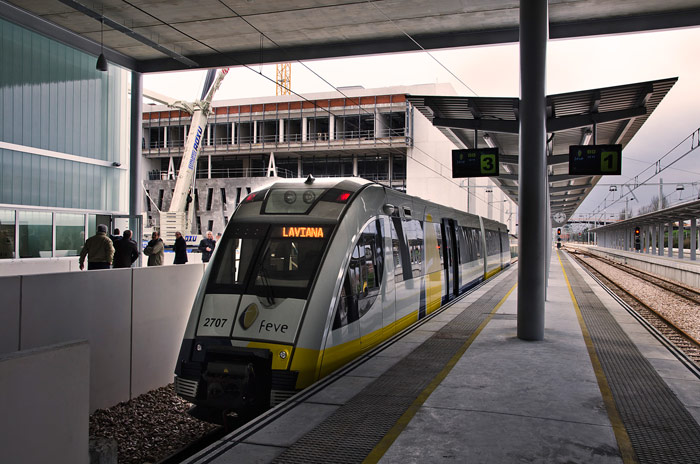 El 2709-2710 es el primer tren que ha entrado (y salido) de la nueva estaci�n. Aqu� est� en los andenes esperando su salida. Foto J.A. G�mez
