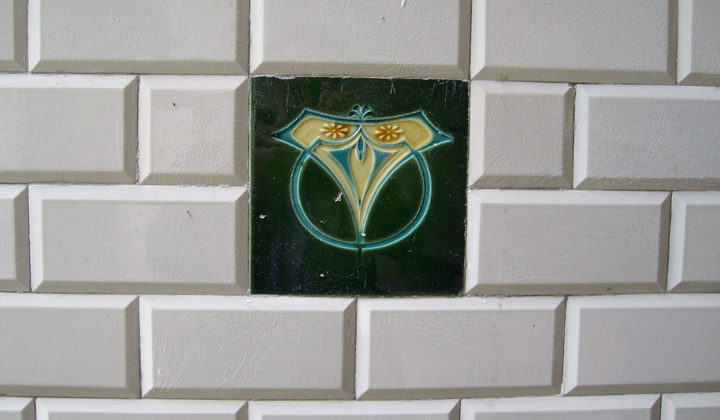Monograma de la Sociedad Monte Igueldo, presente en los azulejos que decoran las estaciones del funicular. Fotograf�a de Juanjo Olaizola Elordi