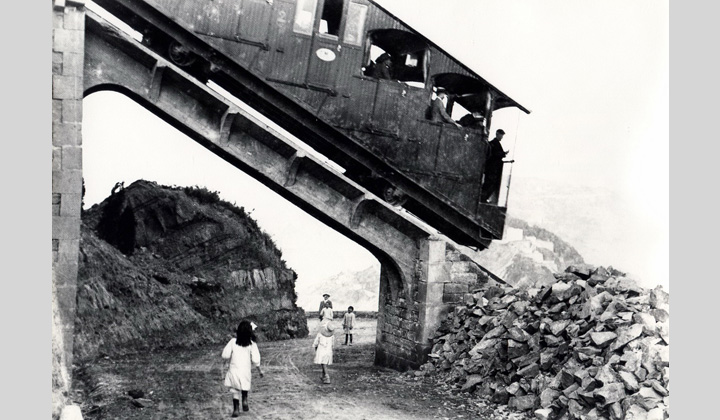 Vista del funicular de Igueldo en sus primeros a�os de servicio.