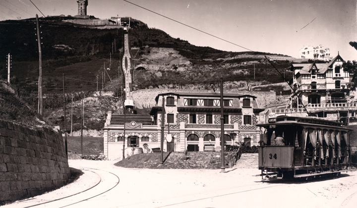 Tranv�a junto a la estaci�n inferior del funicular de Igueldo.
