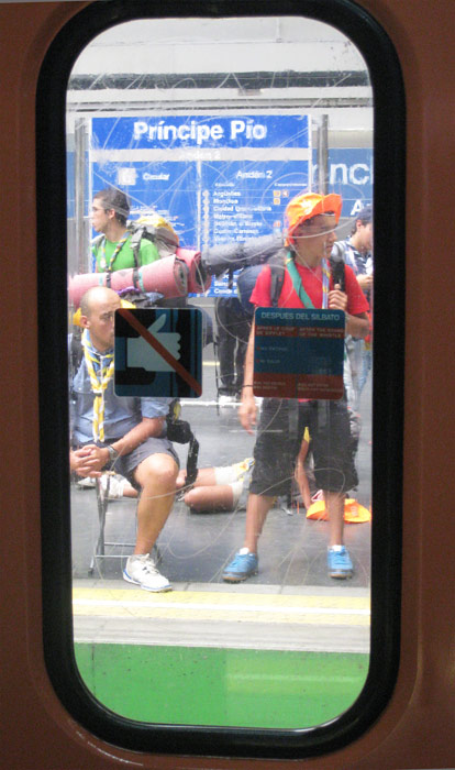 Peregrinos de grupos scout esperan en el and�n la llegada de su tren en Pr�ncipe P�o