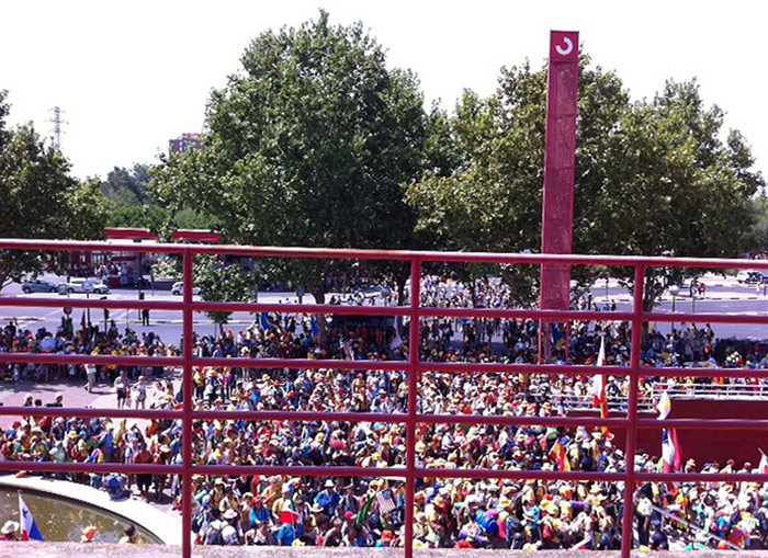 Una multitud agolpada en los accesos al intercambiador de Aluche