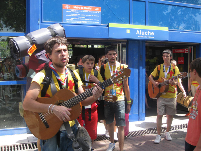 Peregrinos accediendo al intercambiador de Pr�ncipe P�o.