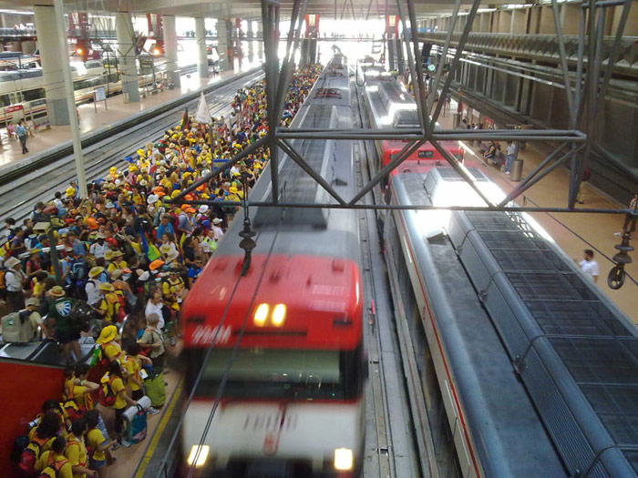 And�n de acceso a la v�a 8 de Atocha, punto clave para el acceso a la zona de Cuatro Vientos: colapso total por los peregrinos. Foto Javier Carvajal
