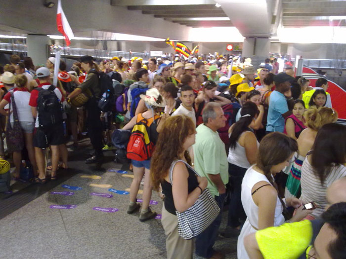 Una multitud de peregrinos colapsa los pasillos de la est�ci�n de Cercan�as de Atocha
