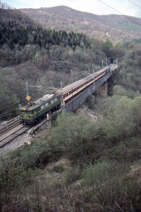 En la mayor parte de las v�as f�rreas del Pa�s Vasco se circula por la izquierda. En la imagen, viaducto de Salera, en la l�nea de Madrid a Ir�n. Fotograf�a de Juanjo Olaizola Elordi