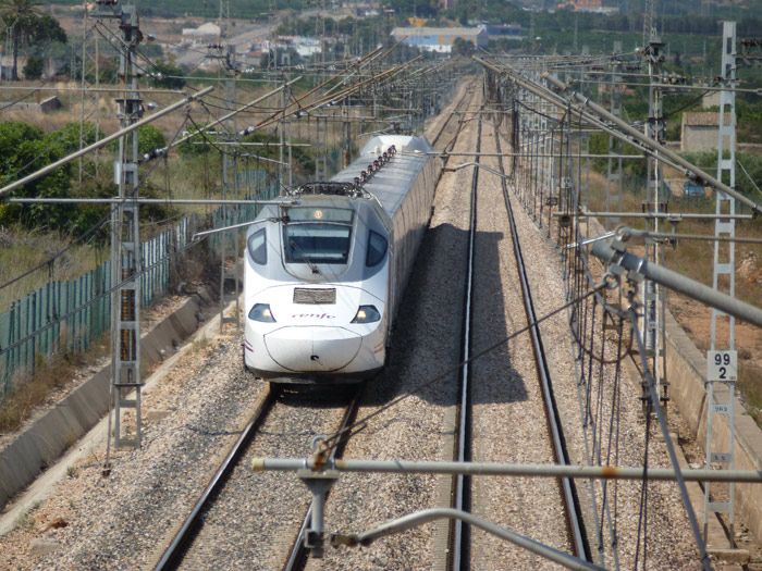 En la mayor parte de las l�neas de Adif se circula por la derecha. Vista de un tren de la serie 120 de Renfe en el corredor Mediterr�neo. Fotograf�a de Juanjo Olaizola Elordi