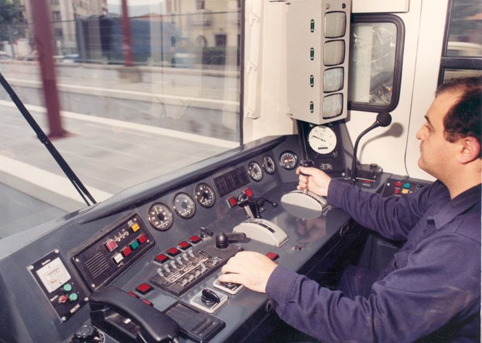 Las unidades 300 de EuskoTren se dise�aron espec�ficamente para circular en el "Topo", por lo que el pupitre de conducci�n se situ� a la derecha