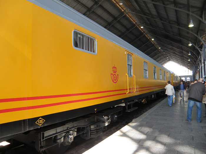 El Tren Azul tambi�n era amarillo, ya que remolc� tres furgones postales de la colecci�n de AZAFT