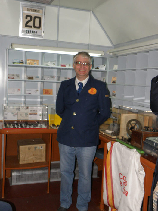Este aficionado se visti� con el uniforme de Correos para evocar m�s fielmente el ambiente de aquellos trenes postales
