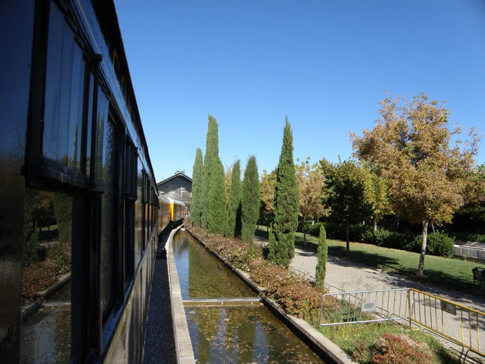 El Tren Azul saliendo de la estaci�n de Delicias por el parque del Pasillo Verde.