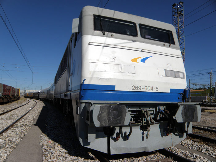 La Gata de los Amigos del Ferrocarril de Madrid en Santa Catalina, tras asumir la tracci�n del Tren Azul bajo catenaria