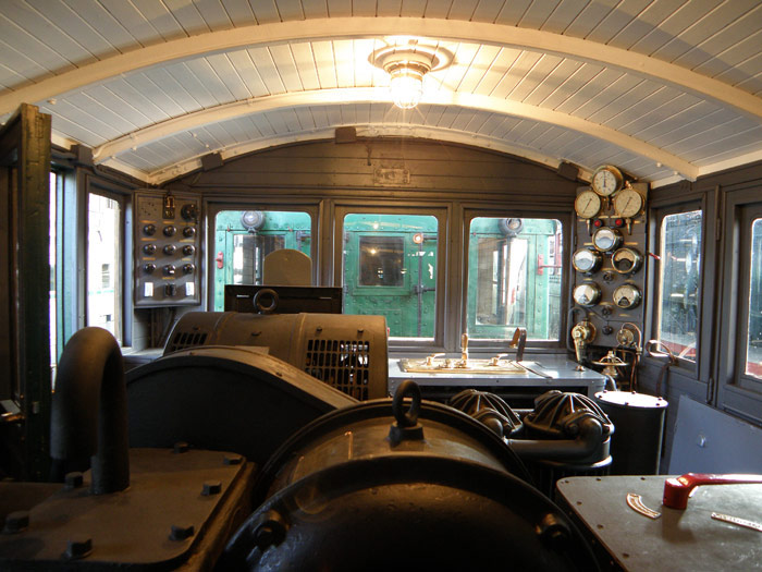 A diferencia de las modernas locomotoras, en esta veterana m�quina almeriense, del a�o 1911, todo se alojaba en un espacio �nico, tanto la cabina de conducci�n como los motores