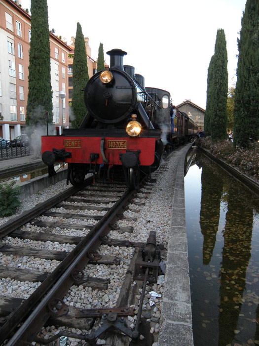 El tren circulando por las v�as de acceso al Museo, junto al Planetario