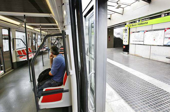  En los trayectos autom�ticos se ha modificado el software actual del tren para conseguir la precisi�n de parada necesaria para hacer coincidir las puertas del tren con las de los andenes